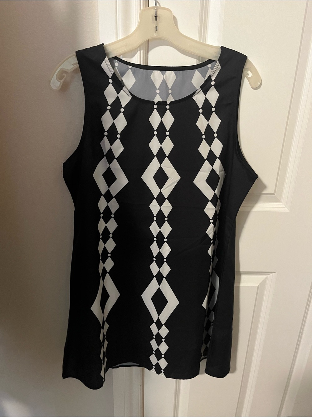 Black Sleeveless Geometric Print Tunic Top - Black & White